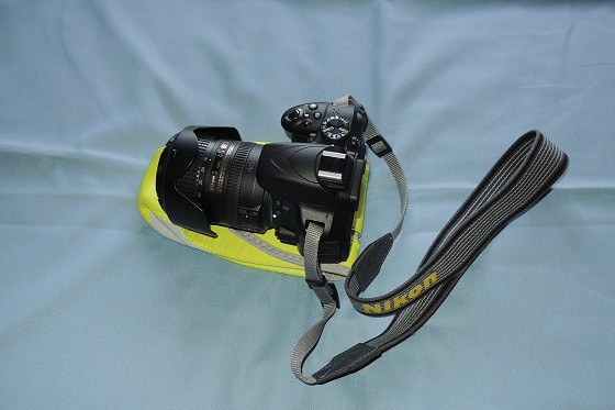 カメラケースの大きさは「ニコン D3300＋AF-S DX 16-85mm F3.5-5.6 G ED VR」にジャストフィット