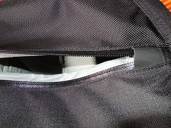 止水ファスナーを開いて中を覗く