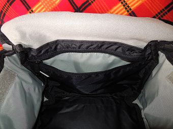 背面内側隠しポケット