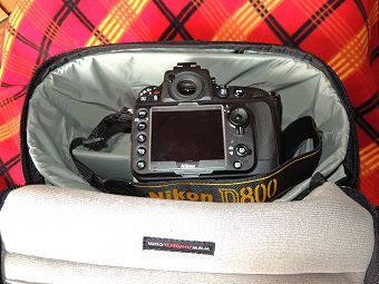 D800を入れた状態のメイン収納部