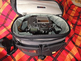 D800にAF-S NIKKOR 24-70mm f/2.8G EDを装着して入れたロープロ ステルスリポーター D300AW