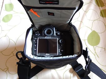 短いレンズならD800でもギリギリ入ります。