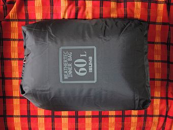 膨らませた状態の防水袋 60L